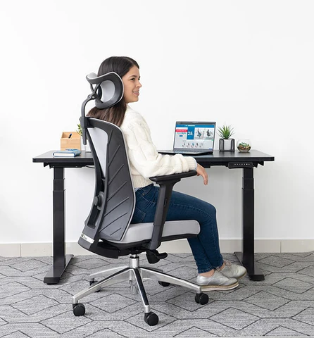 persona trabajando sentada en silla ergonómica de oficina