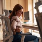 dolor lumbar trabajando sentado en silla de oficina