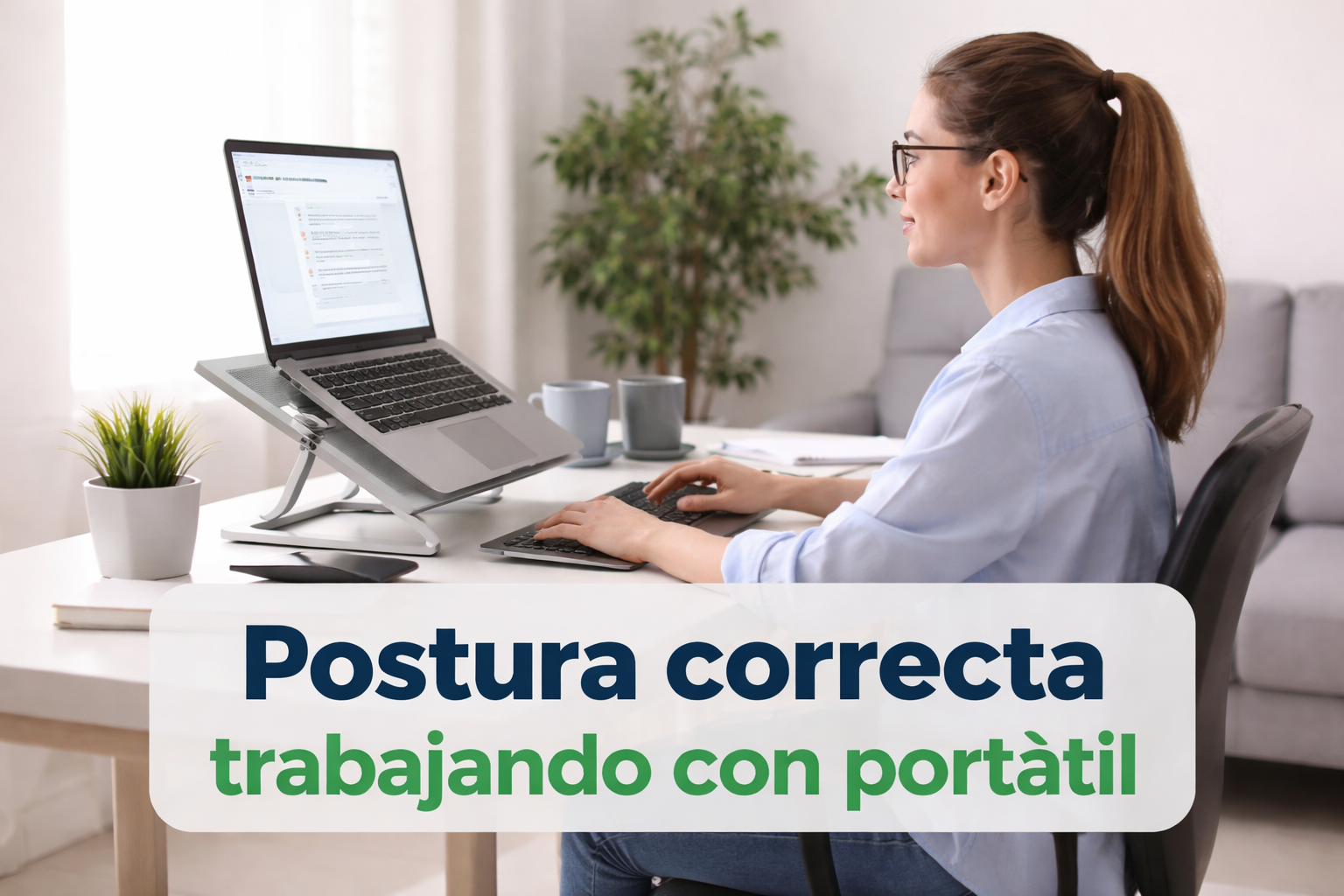 Montar un puesto de trabajo sin dolor de espalda con escritorio ergonómico y portátil elevado