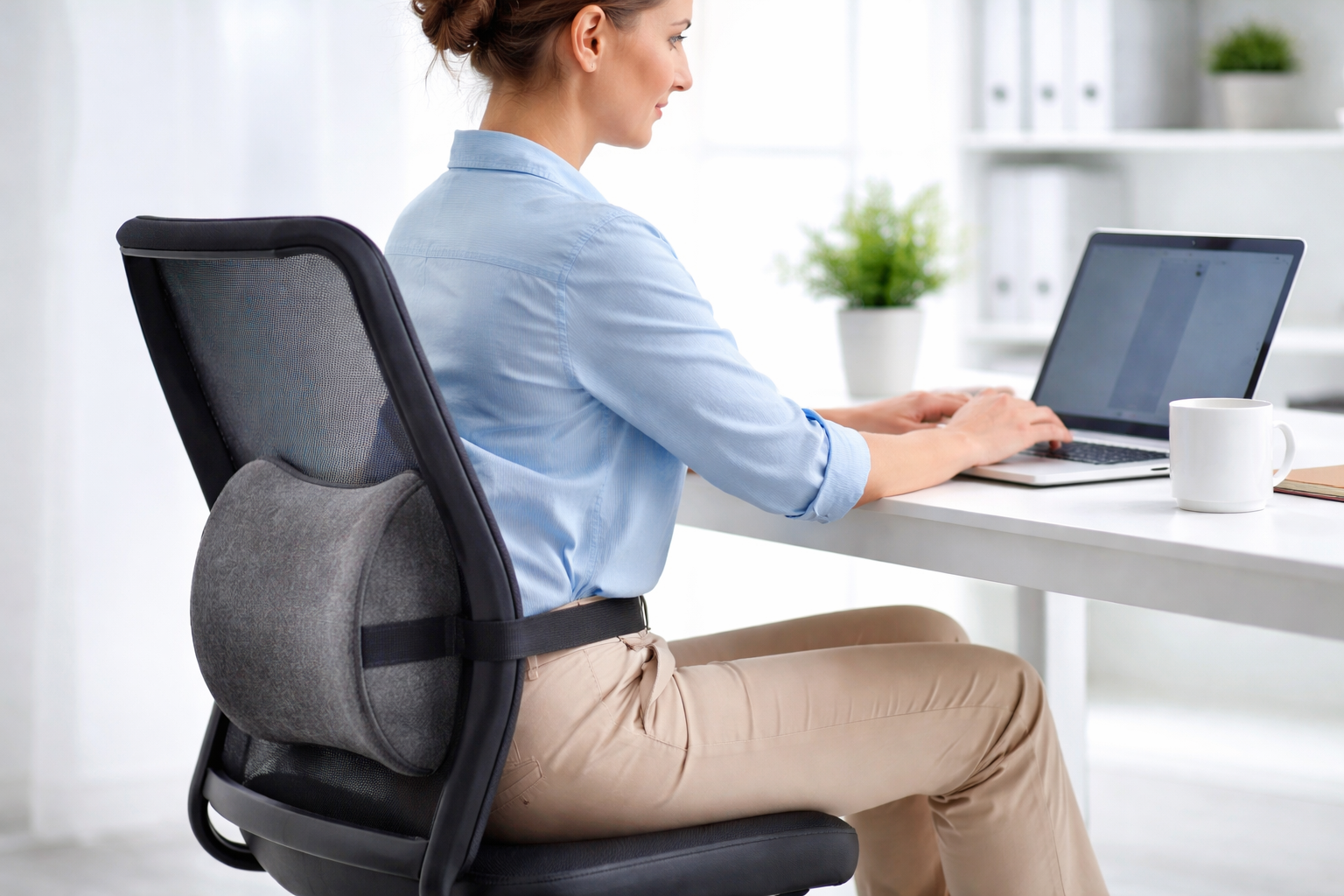 cojín lumbar para dolor lumbar crónico en una silla de oficina para mejorar el apoyo de la espalda