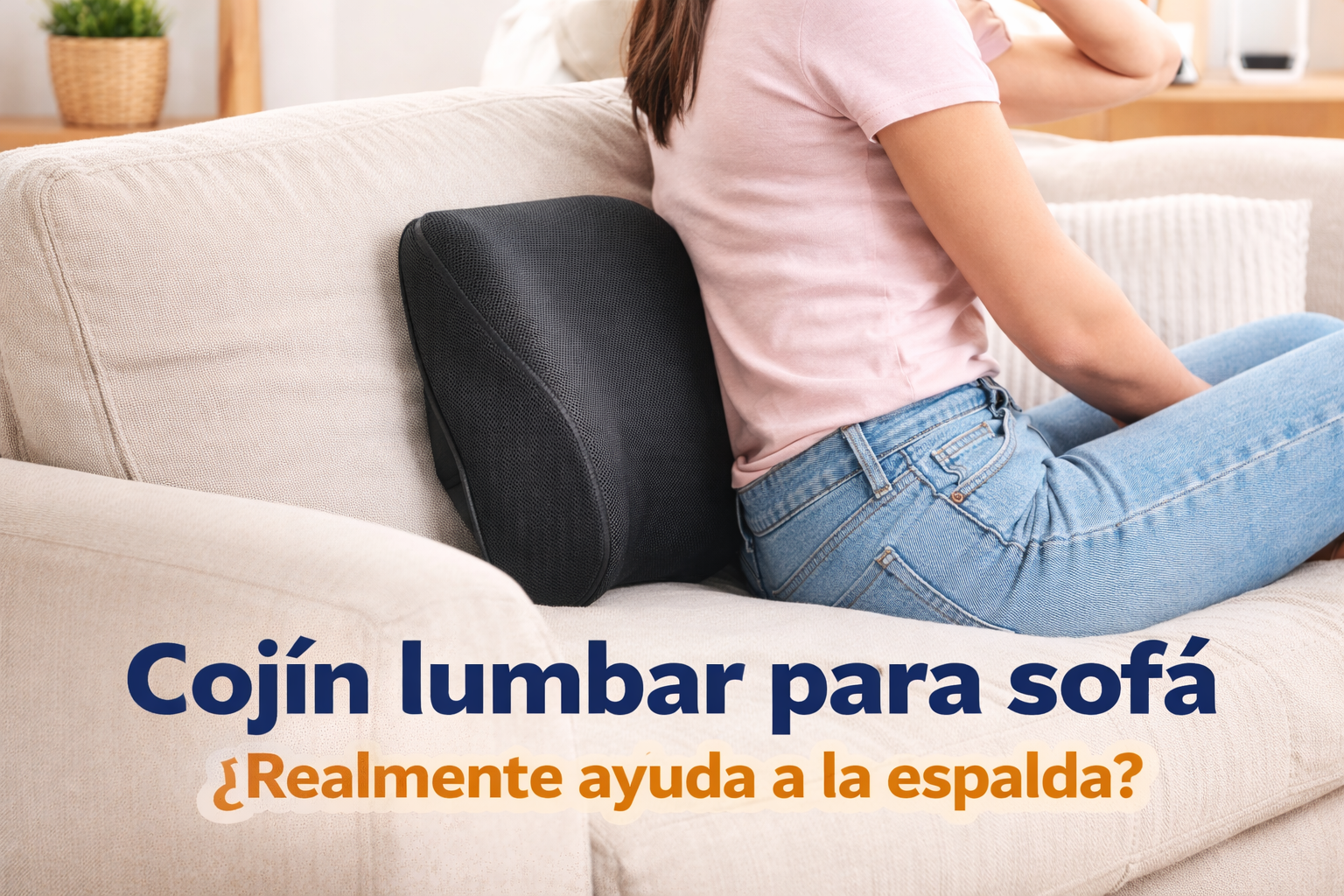 cojín lumbar para sofá apoyando la zona baja de la espalda