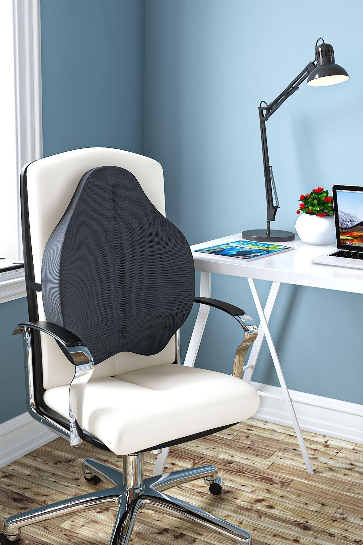 cojín lumbar para teletrabajo parcial en silla de escritorio mientras se trabaja desde casa